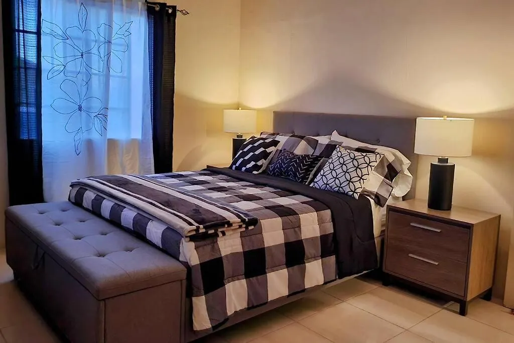 Gated Cozy Urban Luxe Retreat Villa Portmore